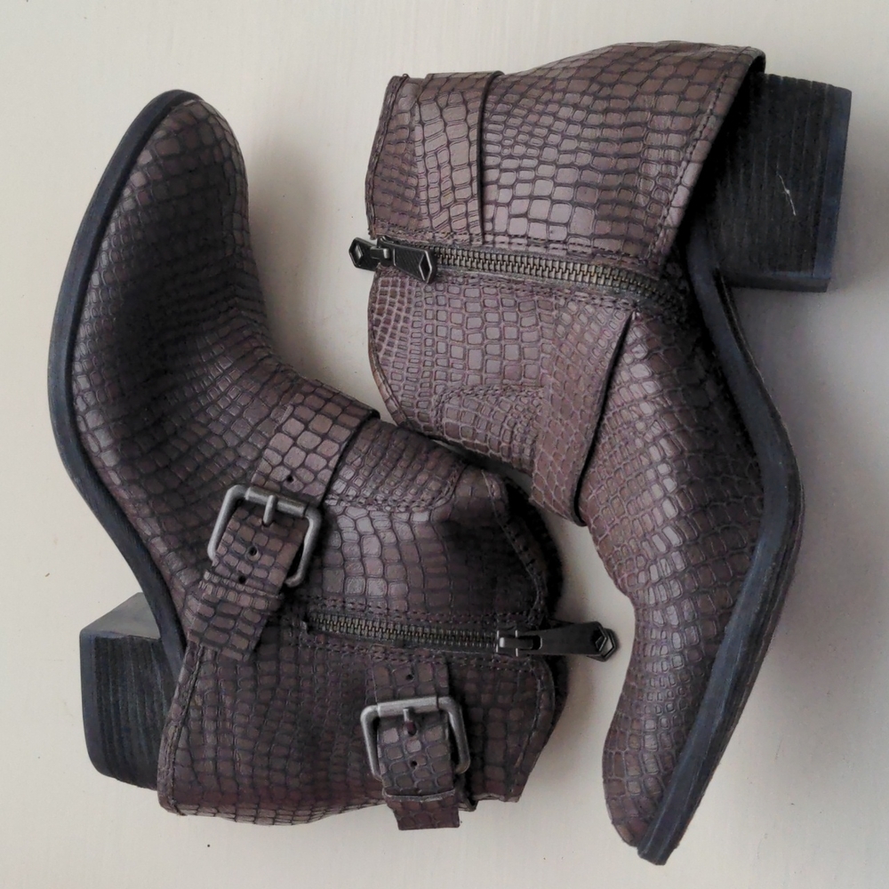 NEW Donald J Pliner women croc booties Sz 7.5 $439